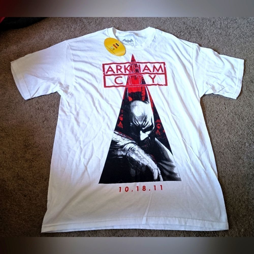 Batman Arkham City White SS Graphic T-shirt Men's Size Large NWT